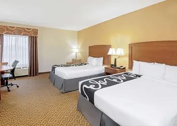 La Quinta Inn & Suites by Wyndham Lawton / Fort Sill hotel thumbnail 3