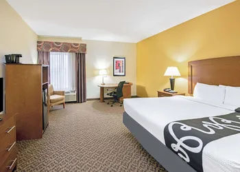 La Quinta Inn & Suites by Wyndham Lawton / Fort Sill hotel thumbnail 5