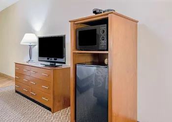 La Quinta Inn & Suites by Wyndham Lawton / Fort Sill hotel thumbnail 6