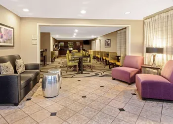 La Quinta Inn & Suites by Wyndham Harrisburg Airport Hershey hotel thumbnail 2