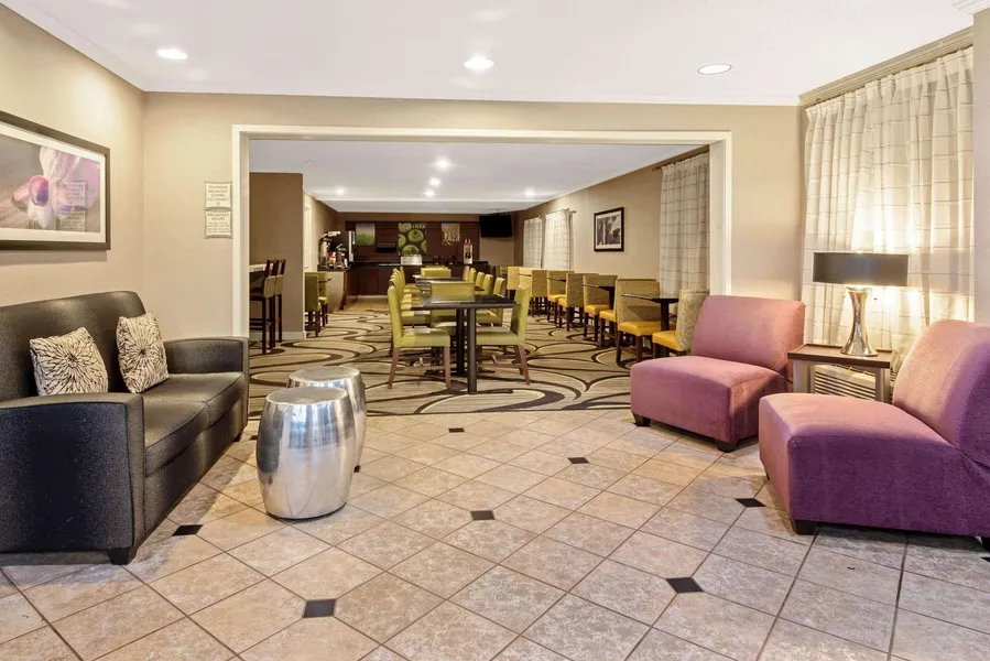 La Quinta Inn & Suites by Wyndham Harrisburg Airport Hershey hotel detail image 2