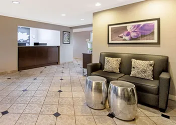 La Quinta Inn & Suites by Wyndham Harrisburg Airport Hershey hotel thumbnail 3