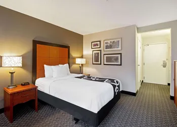 La Quinta Inn & Suites by Wyndham Harrisburg Airport Hershey hotel thumbnail 4