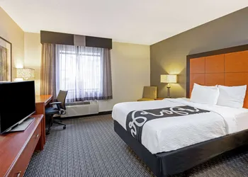 La Quinta Inn & Suites by Wyndham Harrisburg Airport Hershey hotel thumbnail 5