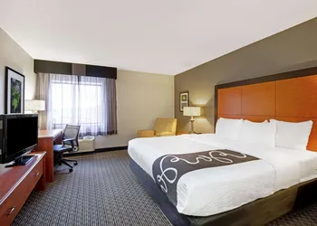 La Quinta Inn & Suites by Wyndham Harrisburg Airport Hershey hotel thumbnail 7