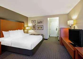 La Quinta Inn & Suites by Wyndham Harrisburg Airport Hershey hotel thumbnail 8