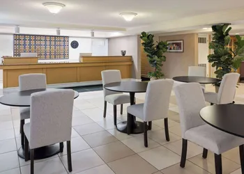 La Quinta Inn by Wyndham Pittsburgh Airport hotel thumbnail 4