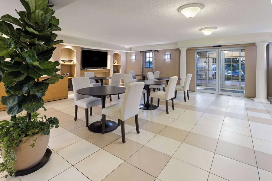 La Quinta Inn by Wyndham Pittsburgh Airport hotel detail image 6