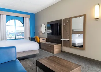 Holiday Inn Express Hotel & Suites Pittsburgh-South Side by IHG hotel thumbnail 3