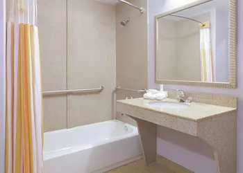 La Quinta Inn & Suites by Wyndham Corsicana hotel thumbnail 4