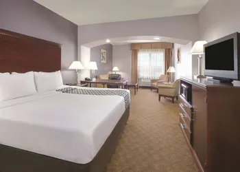 La Quinta Inn & Suites by Wyndham Corsicana hotel thumbnail 5