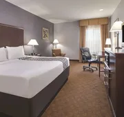La Quinta Inn & Suites by Wyndham Corsicana hotel detail image 7