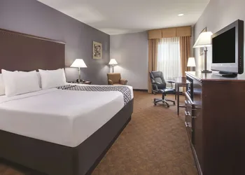 La Quinta Inn & Suites by Wyndham Corsicana hotel thumbnail 7