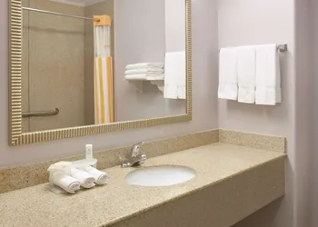 La Quinta Inn & Suites by Wyndham Corsicana hotel thumbnail 8