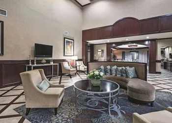 La Quinta Inn & Suites by Wyndham DFW Airport West - Euless hotel thumbnail 4