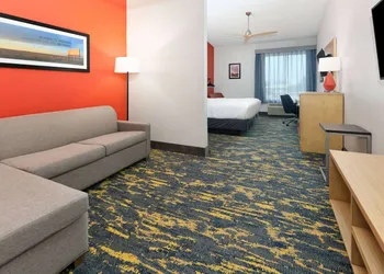 La Quinta Inn & Suites by Wyndham Dallas - Las Colinas hotel thumbnail 3
