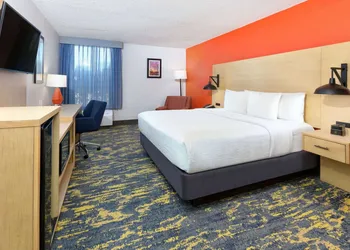 La Quinta Inn & Suites by Wyndham Dallas - Las Colinas hotel thumbnail 5