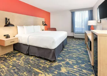 La Quinta Inn & Suites by Wyndham Dallas - Las Colinas hotel thumbnail 6