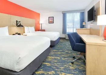 La Quinta Inn & Suites by Wyndham Dallas - Las Colinas hotel thumbnail 7