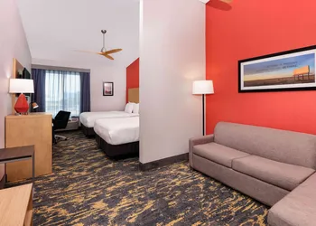 La Quinta Inn & Suites by Wyndham Dallas - Las Colinas hotel thumbnail 8