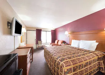 Days Inn by Wyndham San Antonio Splashtown/ATT Center hotel thumbnail 5