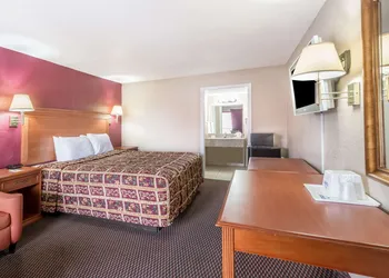 Days Inn by Wyndham San Antonio Splashtown/ATT Center hotel thumbnail 7