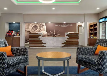 La Quinta Inn & Suites by Wyndham Stephenville hotel thumbnail 4