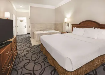 La Quinta Inn & Suites by Wyndham Stephenville hotel thumbnail 5