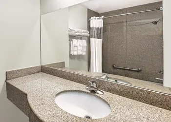 La Quinta Inn & Suites by Wyndham Stephenville hotel thumbnail 7