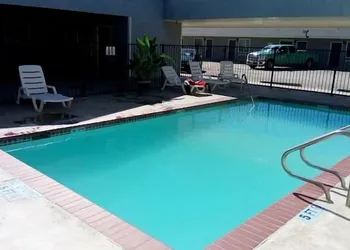 Southern Inn & Suites hotel thumbnail 6