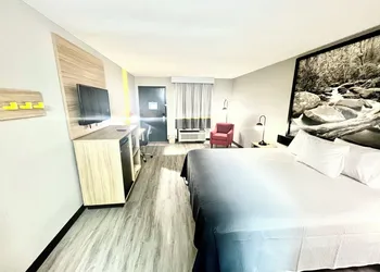 Super 8 by Wyndham Manchester TN hotel thumbnail 3