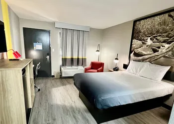 Super 8 by Wyndham Manchester TN hotel thumbnail 6