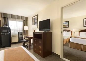 Travelodge by Wyndham Edmonton South hotel thumbnail 5