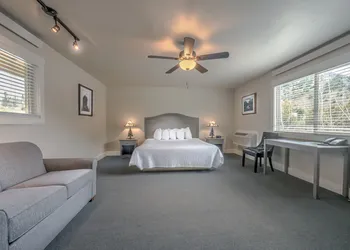 Flying Saddle Resort hotel thumbnail 4
