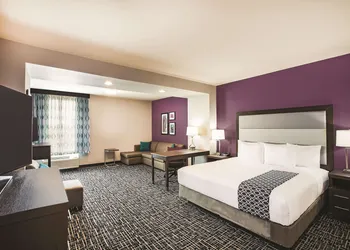 La Quinta Inn & Suites by Wyndham McAllen La Plaza Mall hotel thumbnail 5