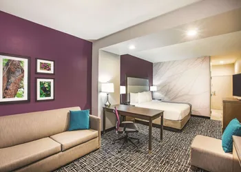 La Quinta Inn & Suites by Wyndham McAllen La Plaza Mall hotel thumbnail 6