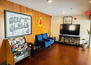 Super 8 by Wyndham Gloucester hotel thumbnail 4