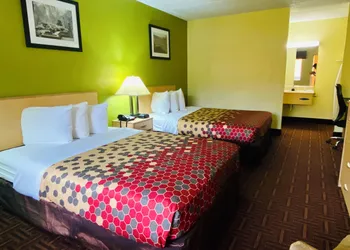 Super 8 by Wyndham Gloucester hotel thumbnail 6