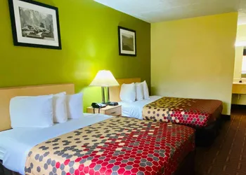 Super 8 by Wyndham Gloucester hotel thumbnail 8