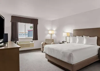 Days Inn by Wyndham Steinbach hotel thumbnail 3
