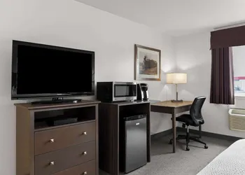 Days Inn by Wyndham Steinbach hotel thumbnail 4