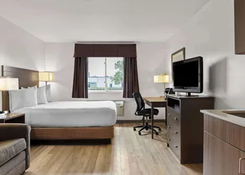 Days Inn by Wyndham Steinbach hotel thumbnail 7