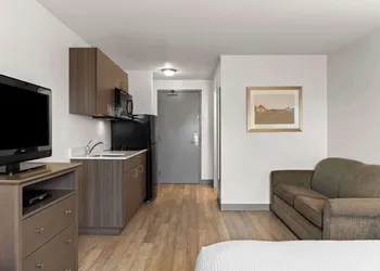 Days Inn by Wyndham Steinbach hotel thumbnail 8