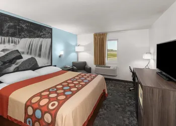 Super 8 by Wyndham Rock Port MO hotel thumbnail 5