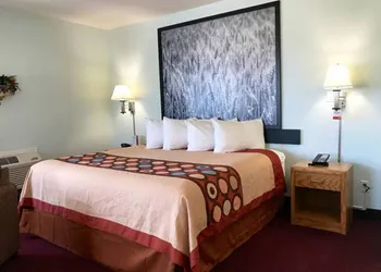 Super 8 by Wyndham Kindersley hotel thumbnail 5