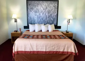 Super 8 by Wyndham Kindersley hotel thumbnail 6