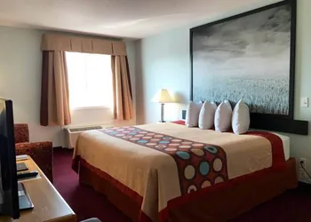 Super 8 by Wyndham Kindersley hotel thumbnail 7