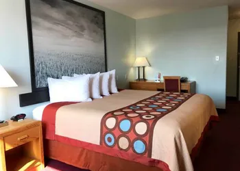 Super 8 by Wyndham Kindersley hotel thumbnail 8