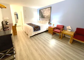 Super 8 by Wyndham Sicamous hotel thumbnail 5