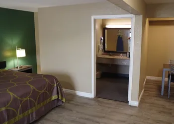 Super 8 by Wyndham Kingsville hotel thumbnail 7